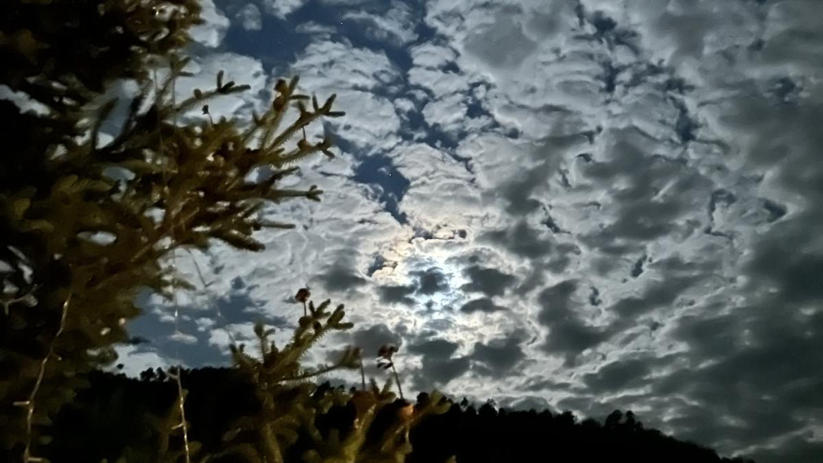 Lluna plena sota núvols de cotó a Cardona.