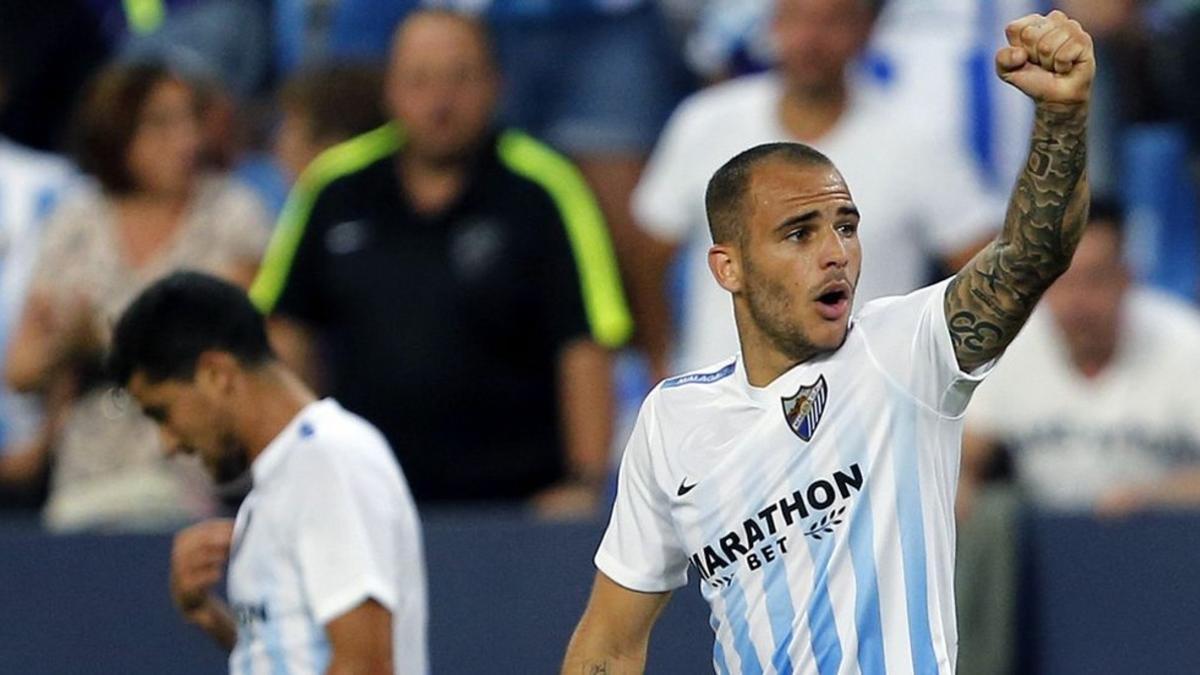 Sandro celebra un gol con el Málaga.