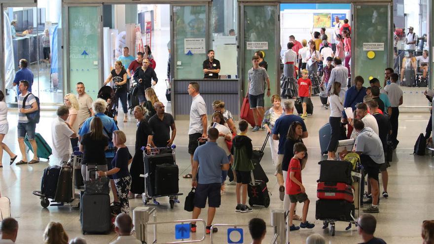 Pasajeros en el aeropuerto de la capital malagueña.