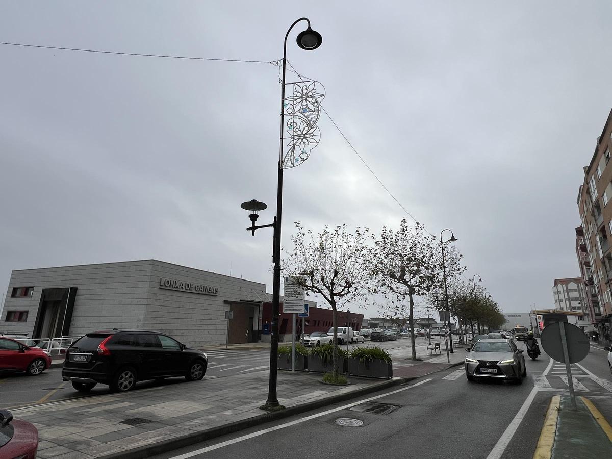 Alumbrado de Navidad junto lonja de Cangas que Portos exige retirar de las farolas