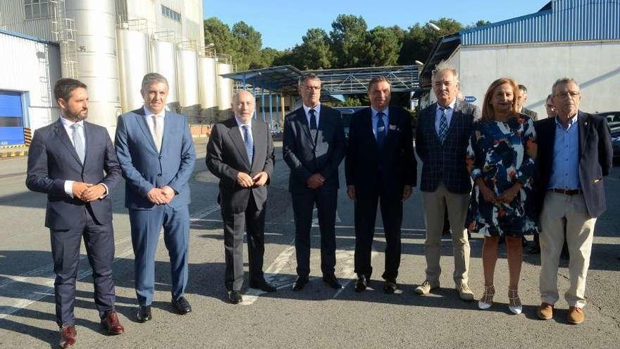 Visita del ministro de Agricultura a Clesa, acompañado, entre otros, del alcalde caldense.  // Noé Parga