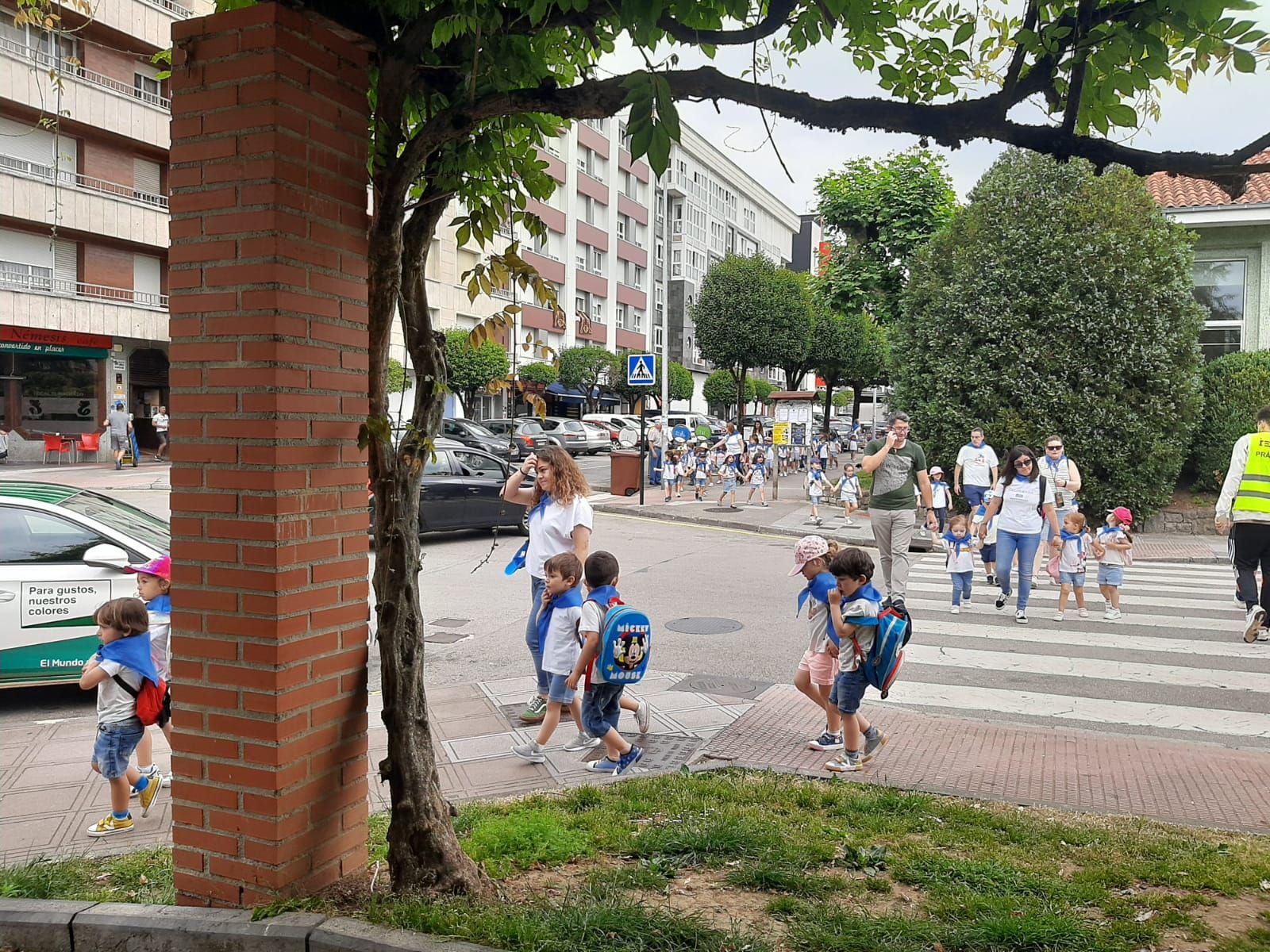 Los niños de la Pola ensayan para el Carmín: así ha sido la romería de la Escuela Peña Careses