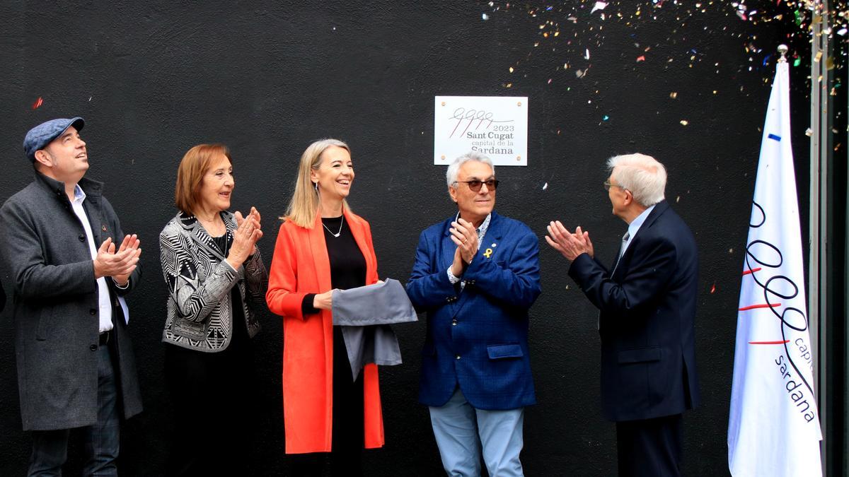 Momento en el que se ha destapado la placa que conmemora la capitalidad sardanística de Sant Cugat del Vallès