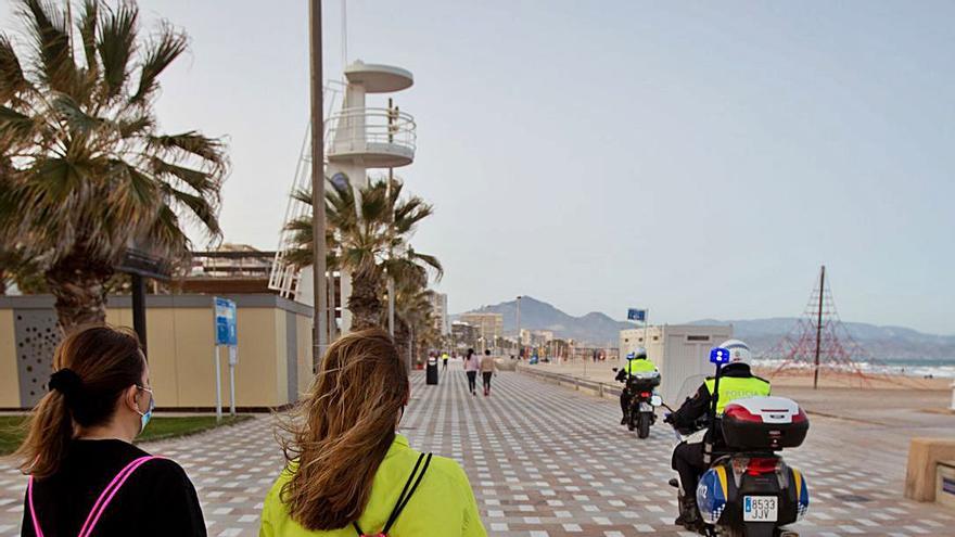 Una patrulla motorizada dela Policía Local de Alicante,ayer, en la playa de SanJuan .