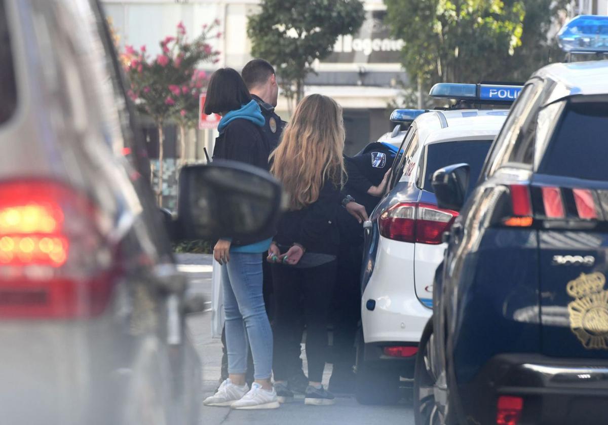 Agentes de la Policía Local realizan una detención en la ciudad.