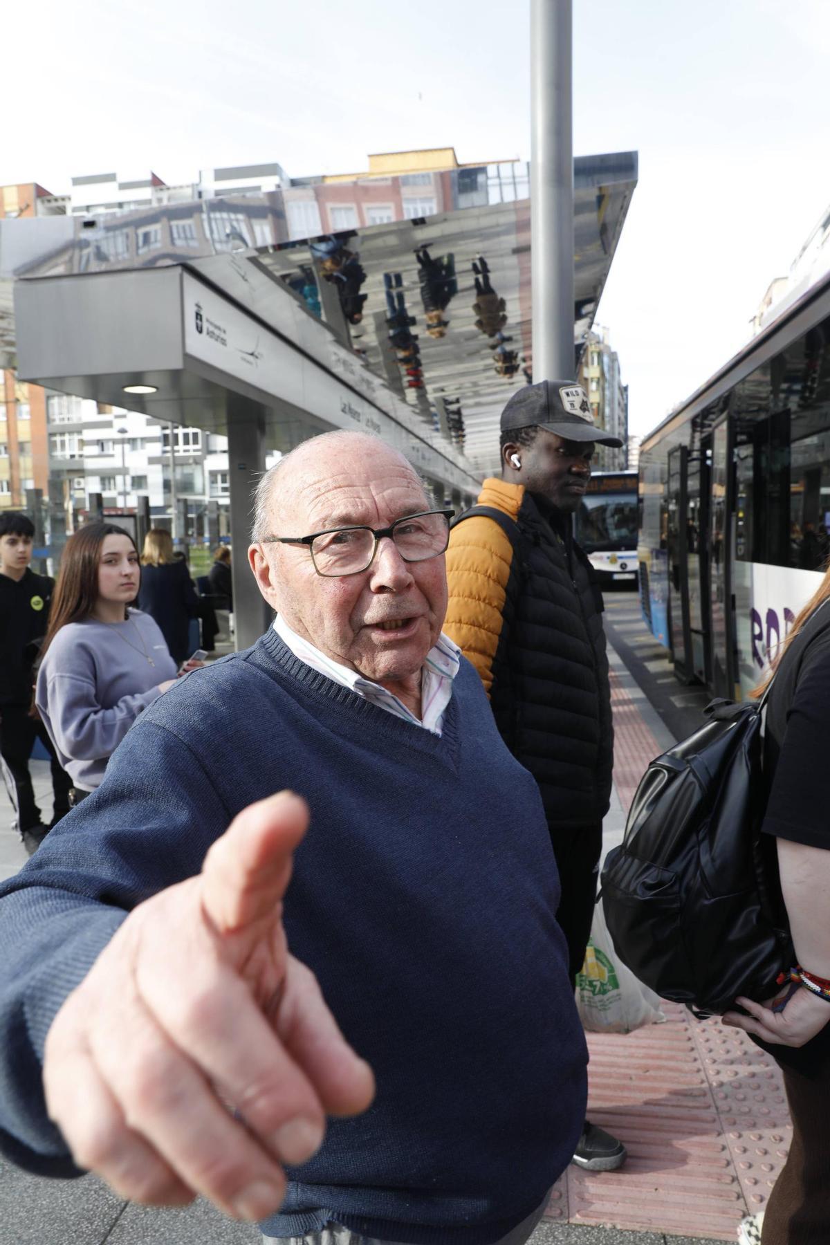 Casimiro Fernández en la parada de bus de Las Meanas esperando al bus.