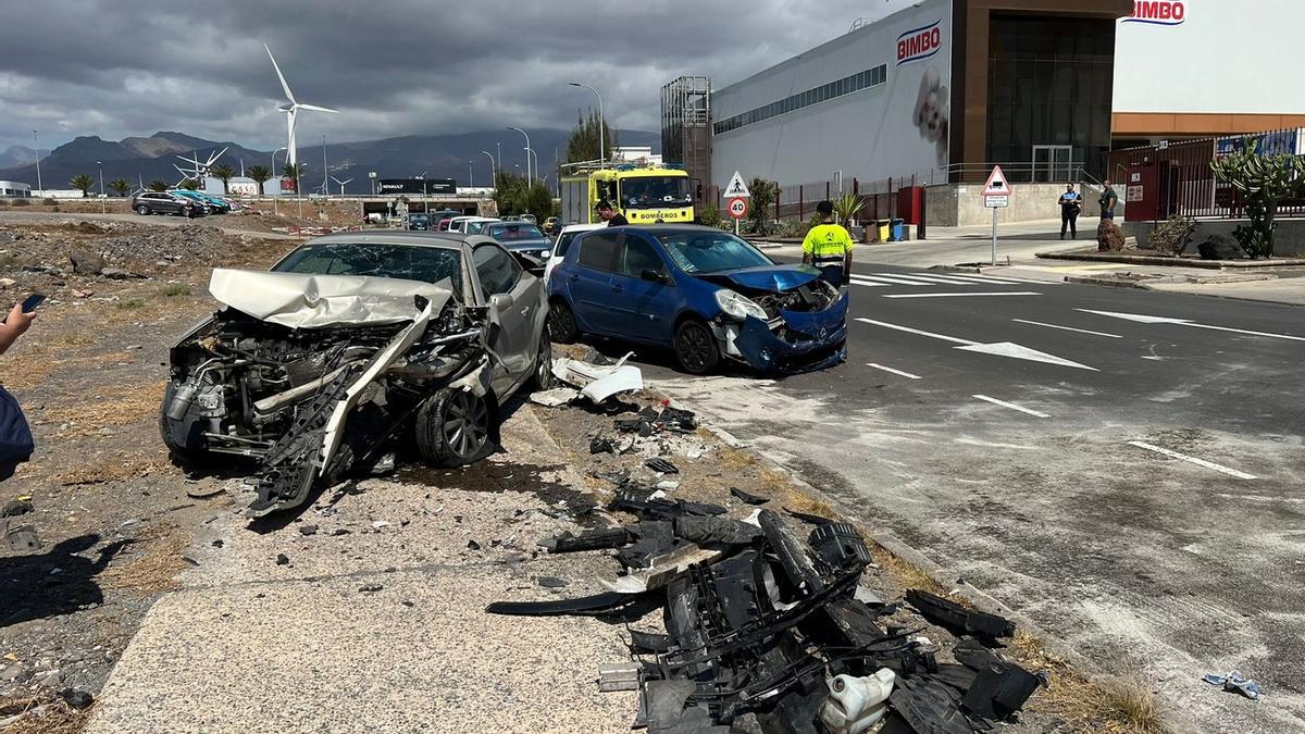 Un conductor se estrella contra cinco coches en Arinaga.