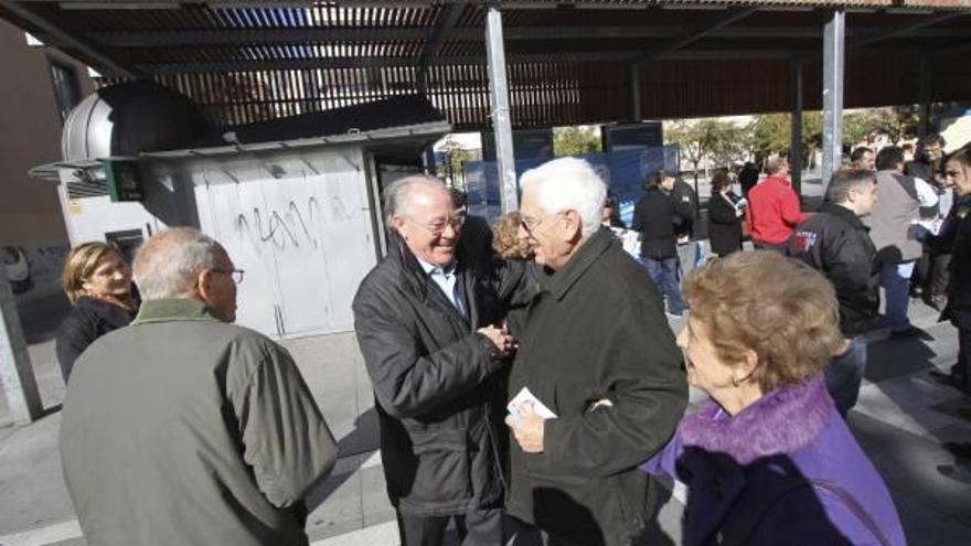 Antonio Vázquez conversa con los ciudadanos durante el reparto de propaganda, ayer en Santa Clara.