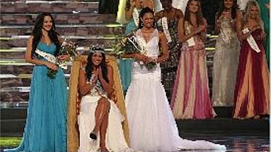 Miss Mundo, junto a sus damas de honor.