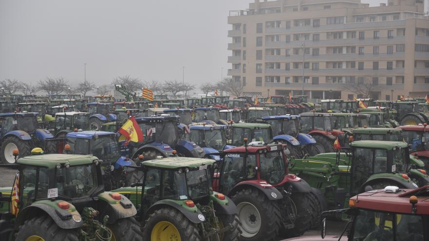 Dos jóvenes atrapadas por los agricultores en huelga cuentan lo que les han dicho: completamente surrealista