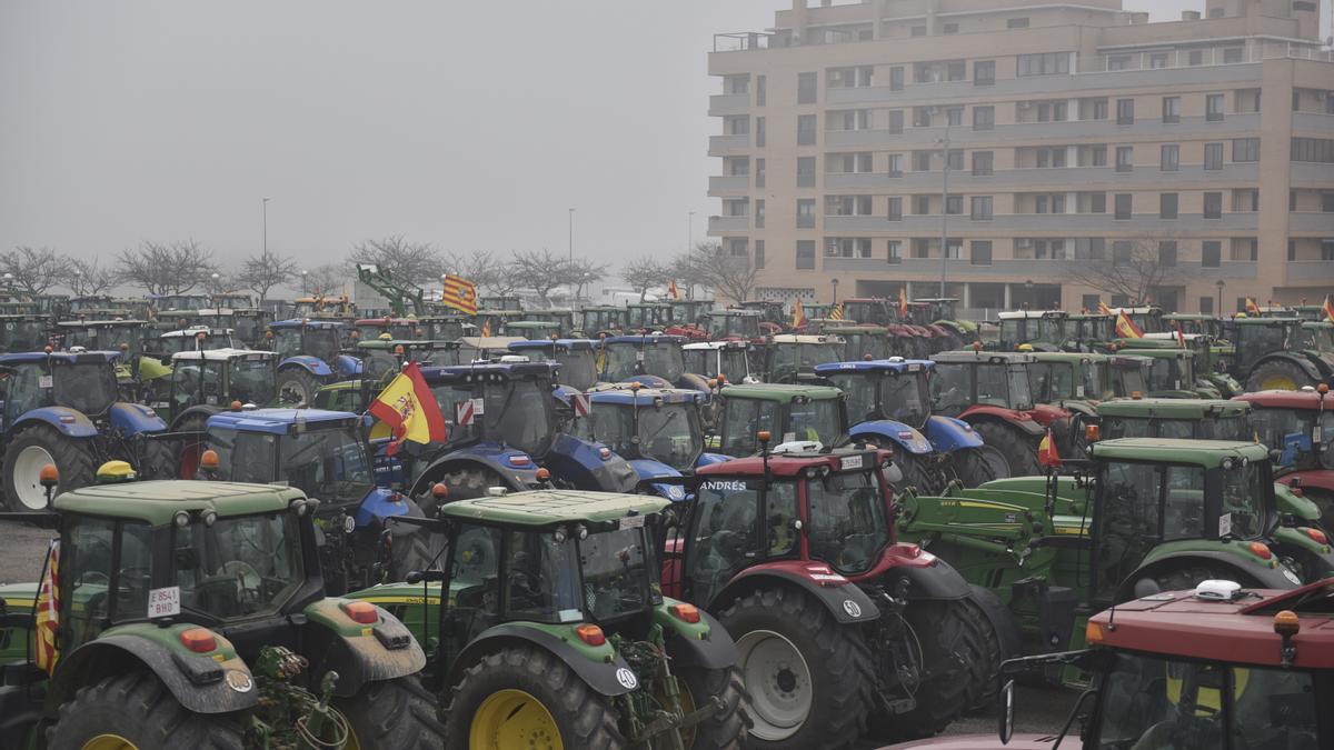 Los tractores de los agricultores se concentran por carreteras que pasan por Huesca, a 6 de febrero de 2024, en Huesca.