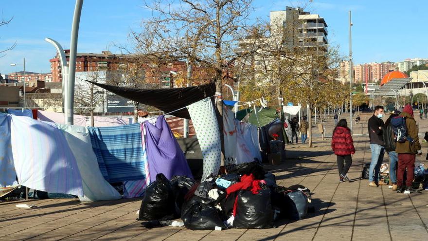 Un jutjat autoritza el desallotjament del campament dels afectats en la nau cremada a Badalona