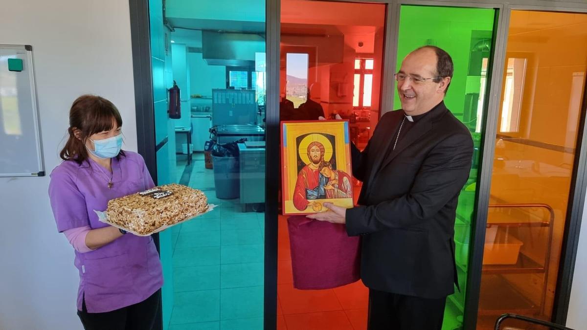 El obispo Jesús Pulido recibe una réplica del icono de los seminaristas por su cumpleaños, este lunes.