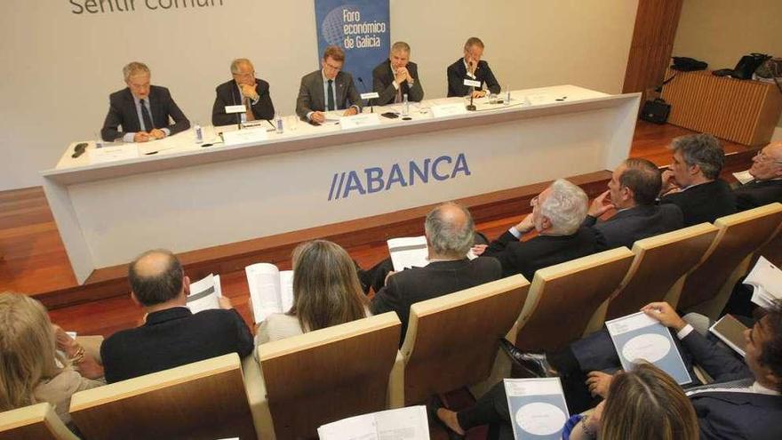 José Luis Gómez, Emilio Pérez Nieto, Núñez Feijóo, Santiago Lago y Pedro Veiga, de Abanca. // Xoán Álvarez