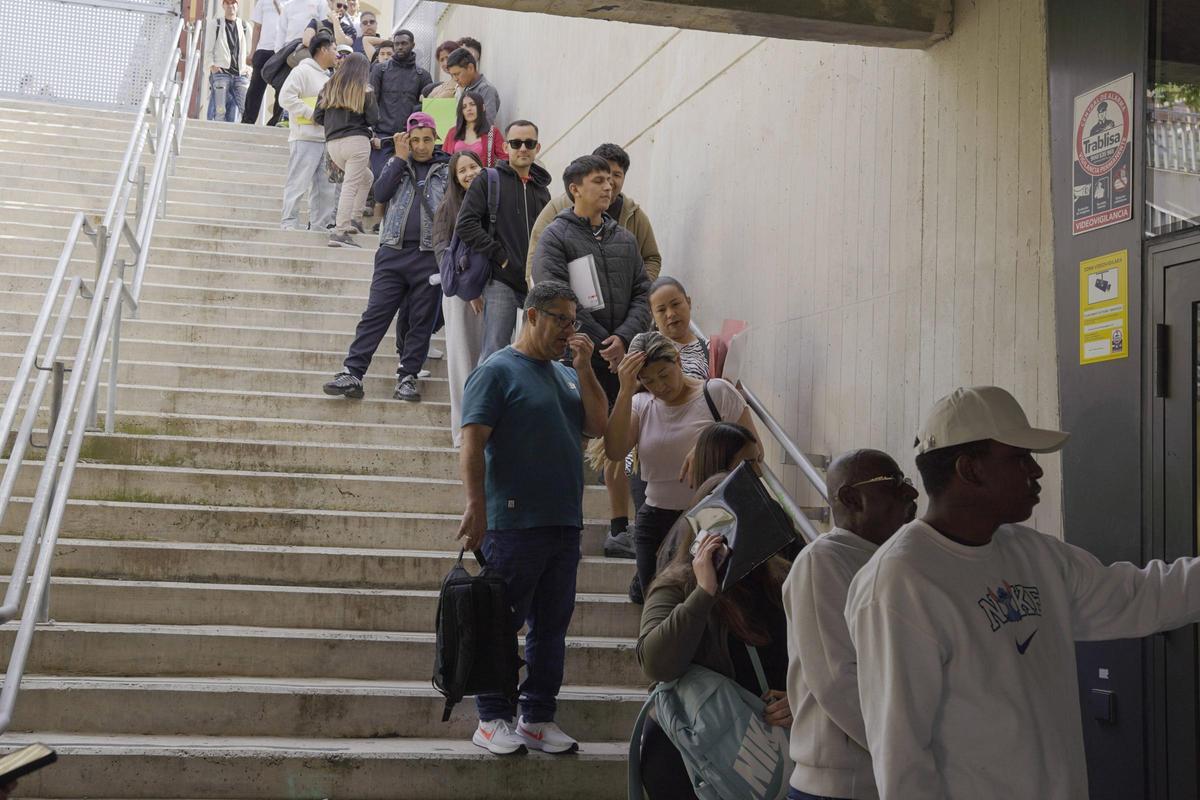 Largas colas esta mañana para acceder a la OAC Social del parque Ceibos.