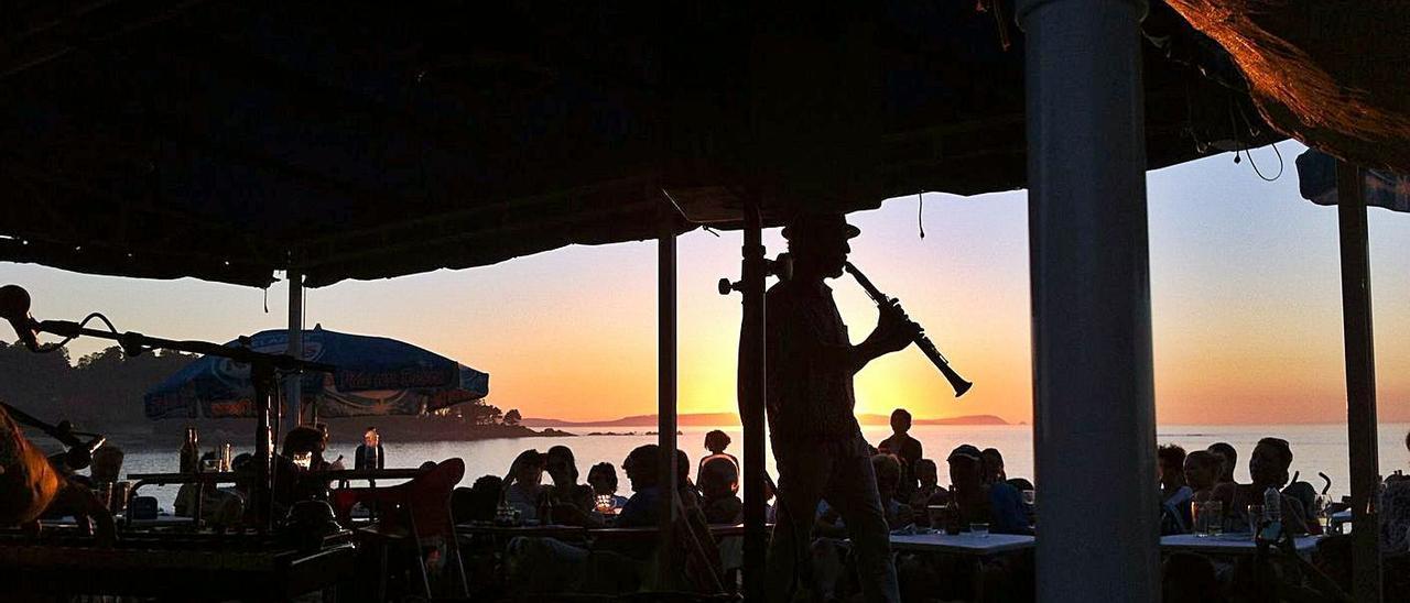 Uno de los conciertos en el chiringuito de la playa de Tuia, en Beluso .   | //