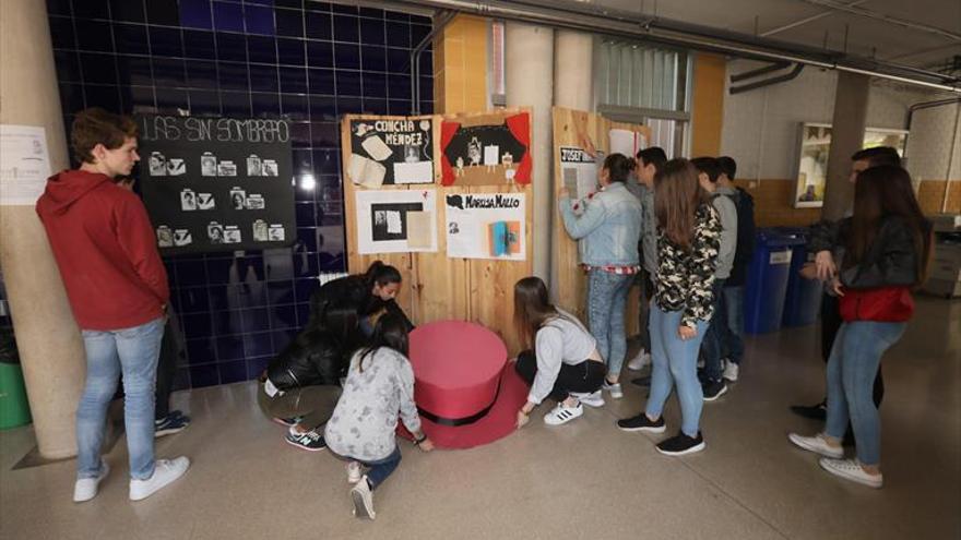 Una exposició busseja en la història de la literatura en l’IES Vicent Castell