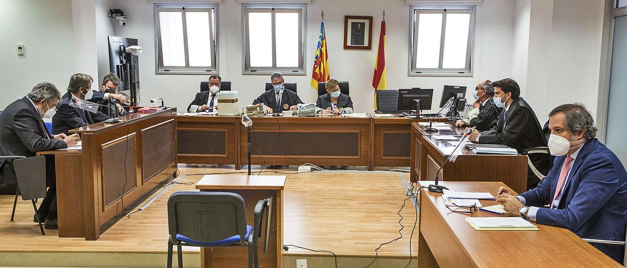 Vista general de la sala donde ayer se desarrolló la apelación por la sentencia absolutoria al exalcalde de Alicante, Luis Díaz Alperi. | ALEX DOMÍNGUEZ