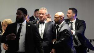 Tiroteig al Washington Hilton: evacuen Kennedy Jr. mentre la seva esposa, l’actriu Cheryl Hines, intenta seguir-lo sense èxit