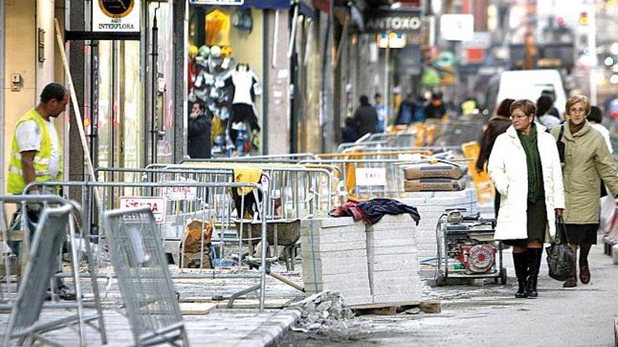 La calle está levantada desde el mes de julio y sólo hay un carril de circulación.