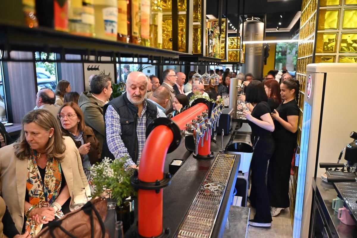 Fotogalería | Más de 150 invitados dan la bienvenida al nuevo local gastronómico con el sello de Javier Cardenal