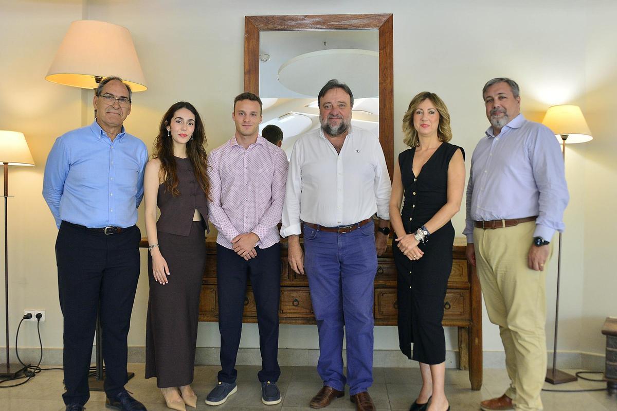 En el centro los nuevos presidentes de los tres clubes rotarios junto a los cargos salientes