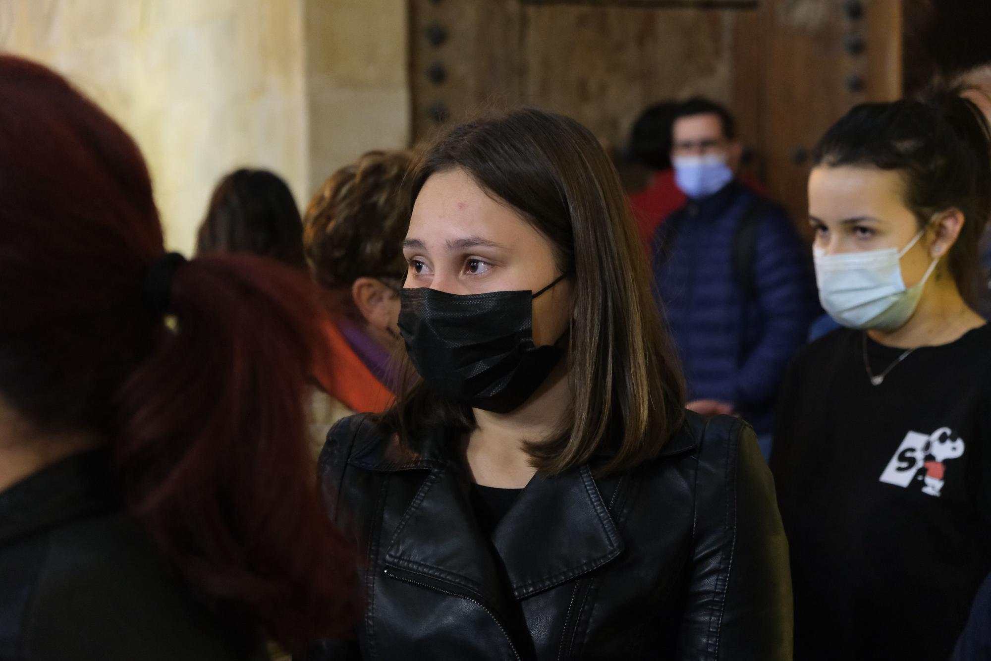 Concentración de repulsa por el asesinato de Yolanda en Elche. Familiares de la joven acudieron al emotivo acto en la Plaza de Baix