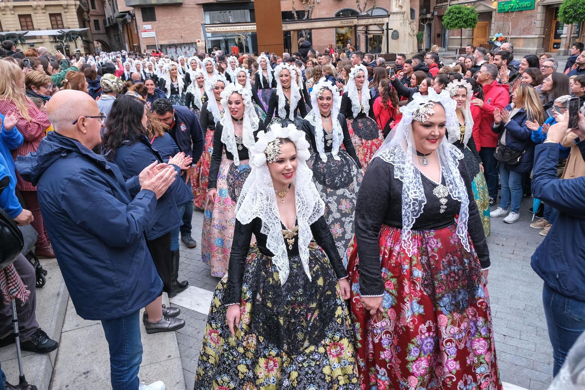 Así ha sido el desfile por las calles de Murcia de las candidatas a Bellea del Foc