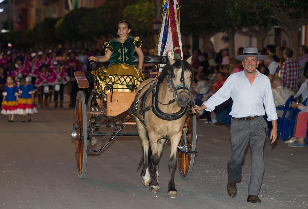 Los festeros tomaron ayer tarde el centro de Agost con una fastuosa Entrada Cristiana que llenó de música y fiesta las calles.