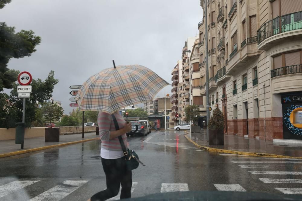 La lluvia ha anegado la carretera de Santa Pola