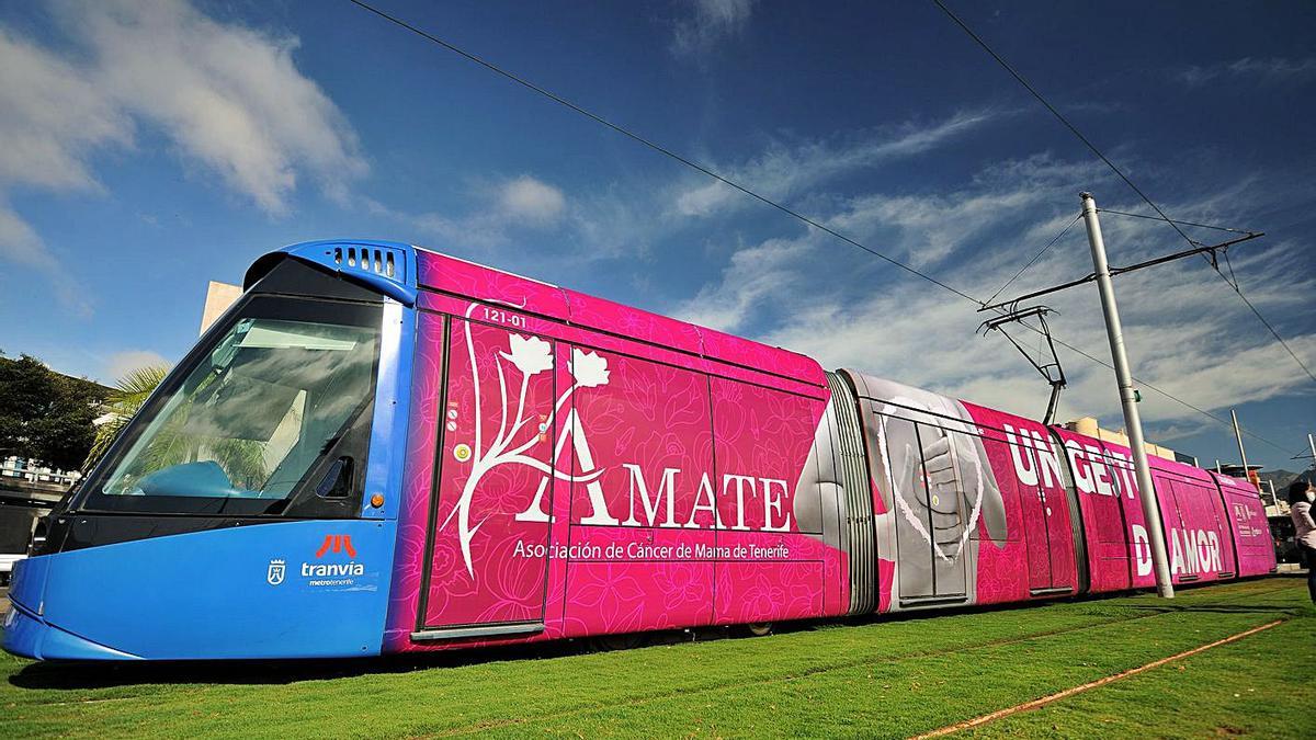 Un tranvía rotulado para una campaña de Ámate en el Intercambiador. | | MARÍA PISACA