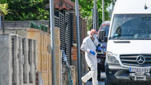 Un agente de criminalística de la Guardia Civil trabaja en el lugar de los hechos en Chiloeches.