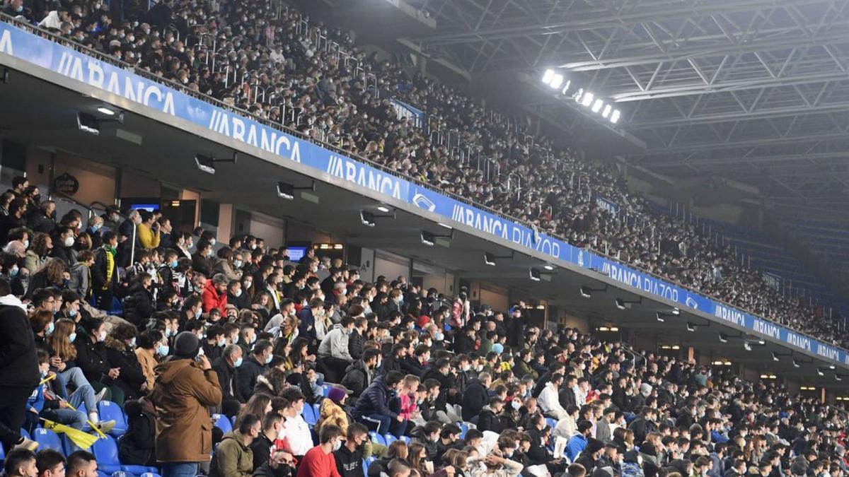 Panorámica de la grada de Preferencia, ayer durante el Victoria-Villarreal. |  // C. PARDELLAS