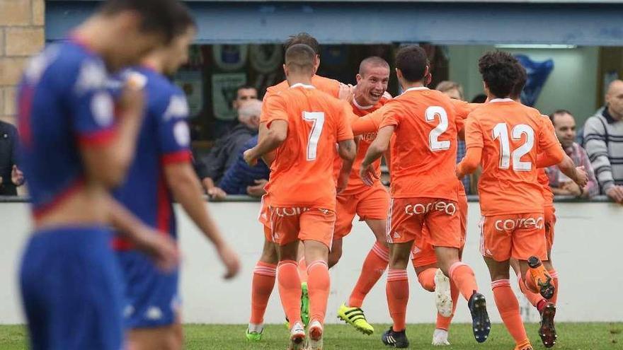 Los jugadores del Oviedo, ayer con camiseta naranja, celebran el gol de Lolo.