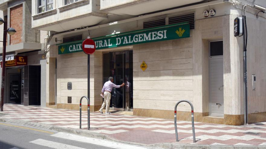 Sucursal de la Caixa Rural d&#039;Algemesí, en una imagen de archivo.