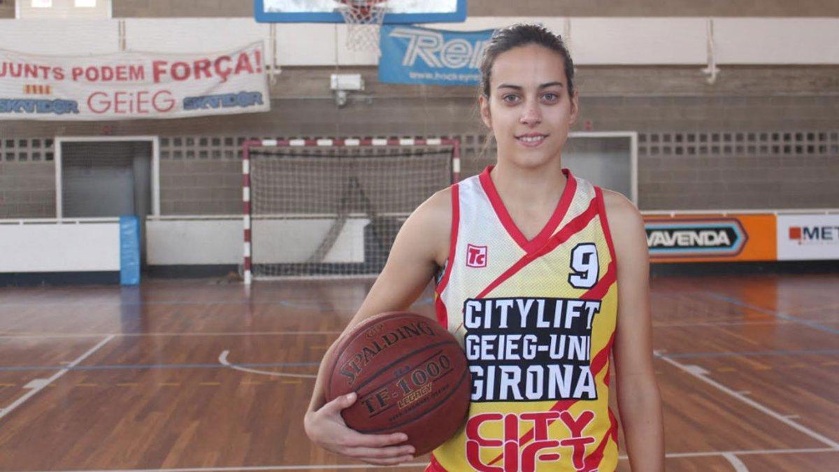 Anna Jòdar en la pista del GEiEG donde entrena habitualmente