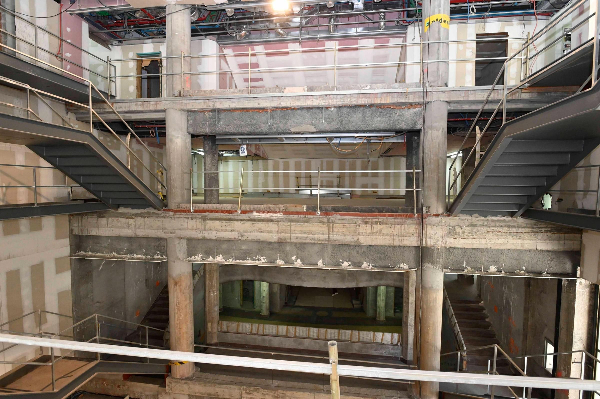 "Halls" y escaleras para comunicar las plantas de edificio