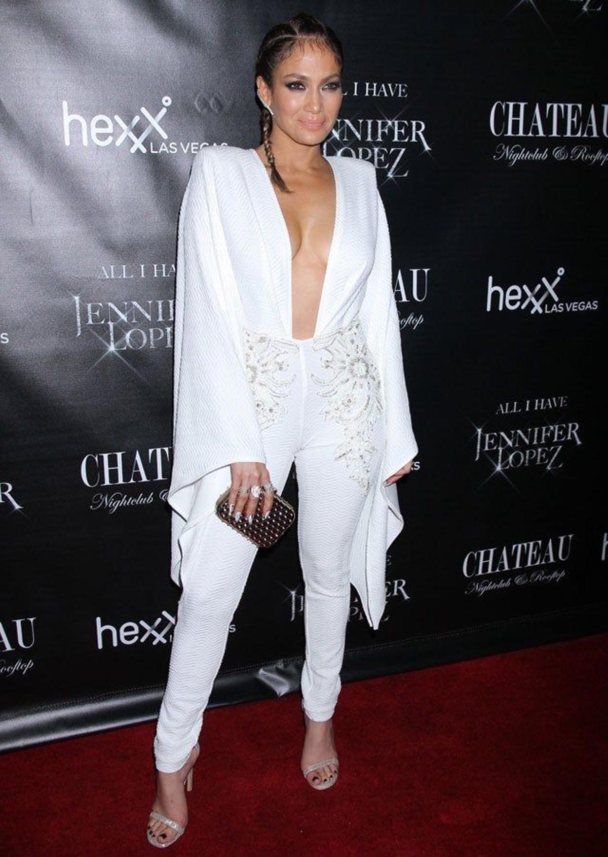 Jennifer Lopez escogió un sugerente look blanco para presentar su residencia en Las Vegas el próximo año
