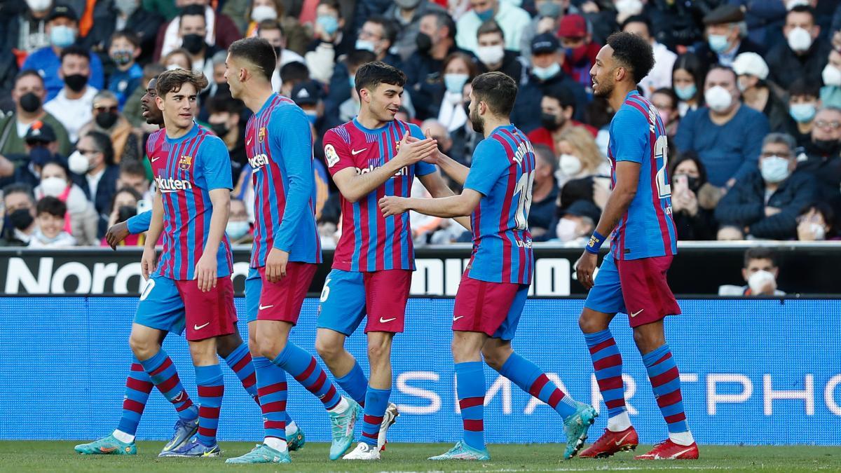Pedri, celebrando el 1-4 en Mestalla