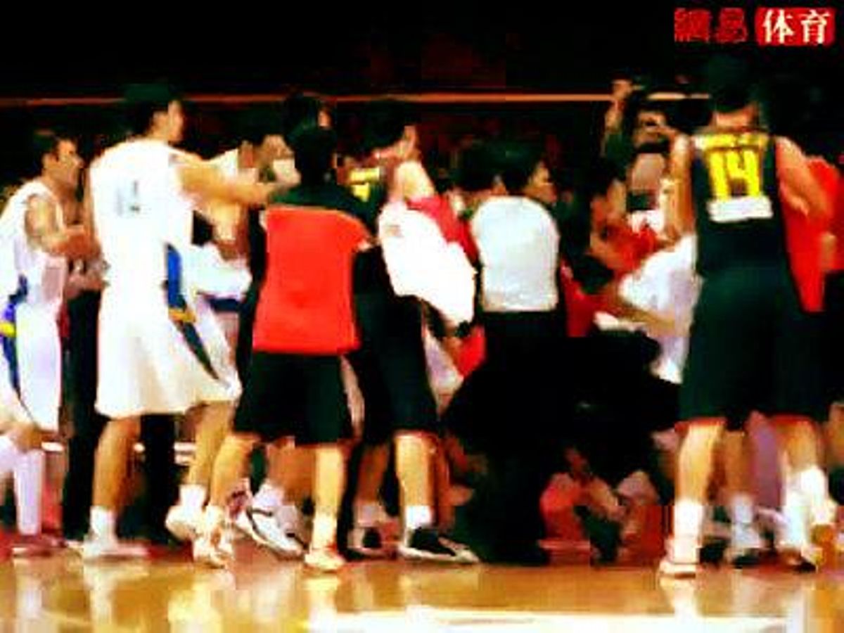 Baralla en un partit amistós de bàsquet entre la Xina i el Brasil.