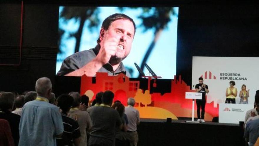 Imatge de Junqueras a la pantalla, deprés que Rufián llegís la seva carta des de la presó.