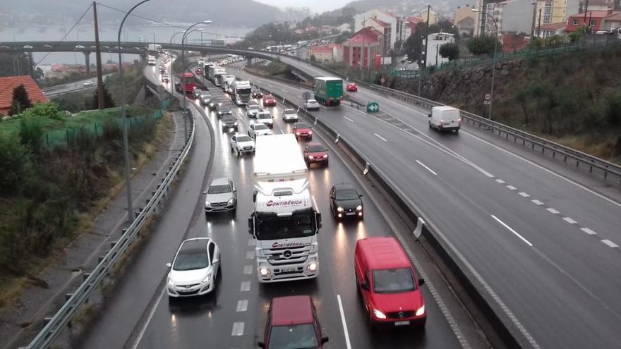 El atasco en la AP-9 en Chapela. // A. Villar