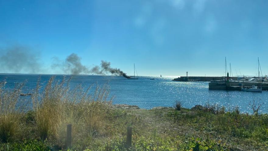 Segelboot gerät im Hafen von s&#039;Estanyol auf Mallorca in Brand