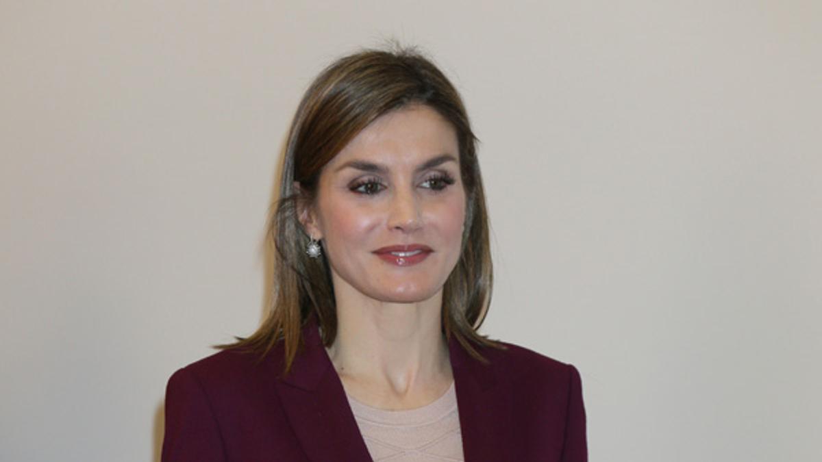 Letizia Ortiz reinventa el clásico traje de chaqueta