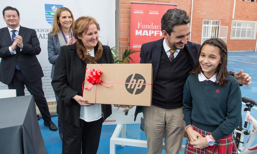 La Infanta Cristina entrega un premio de la Fundación Mapfre a una alumna del Colegio ALtozano