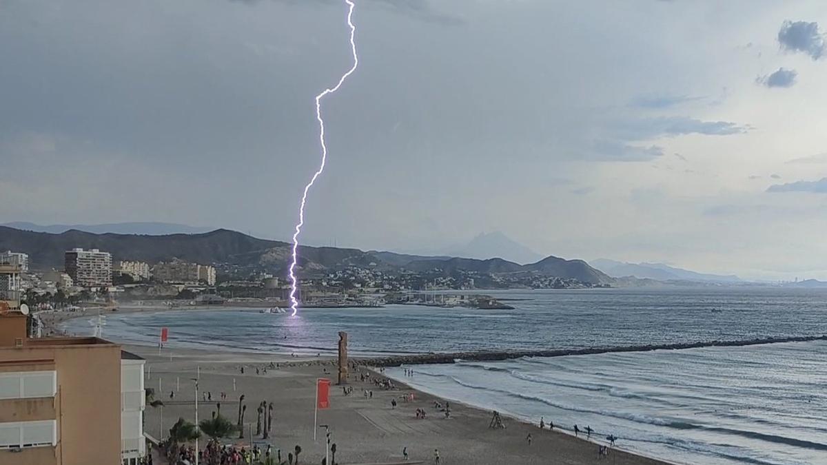 Un rayo impacta contra la playa de El Campello durante la tormenta