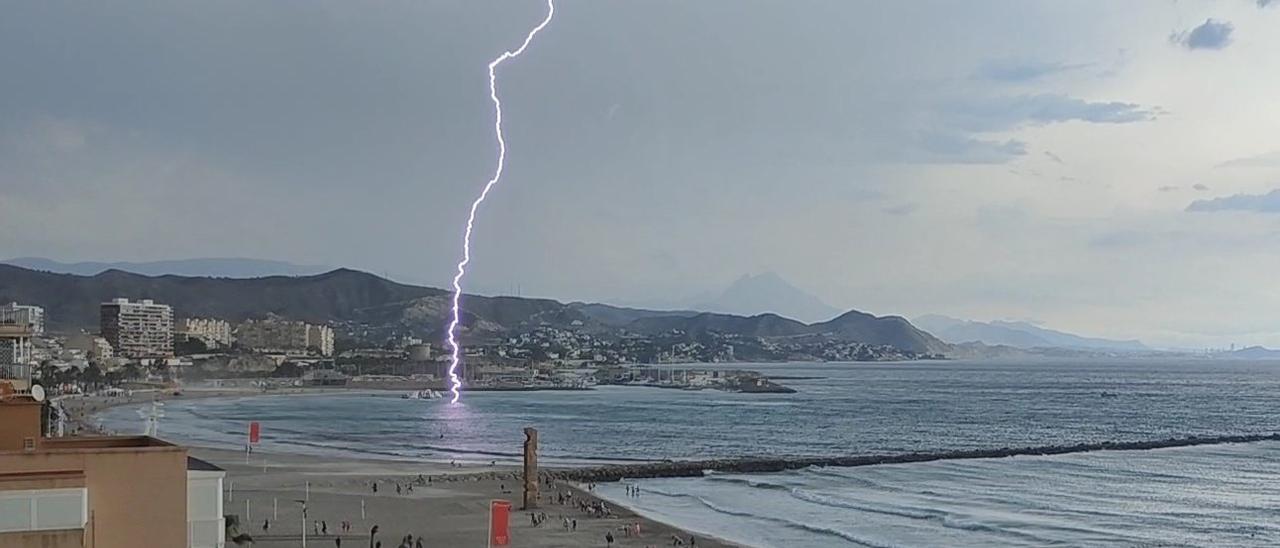 Un rayo impacta contra una playa valenciana durante la tormenta de ayer