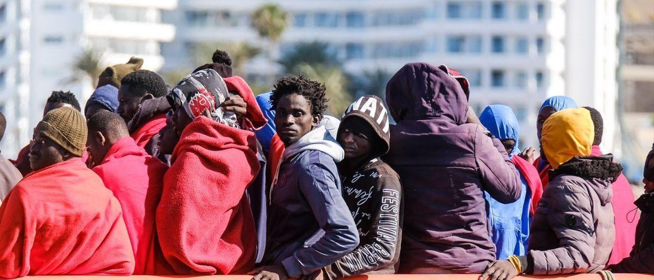 Un grupo de migrantes que llegó este martes al muelle de Arguineguín.