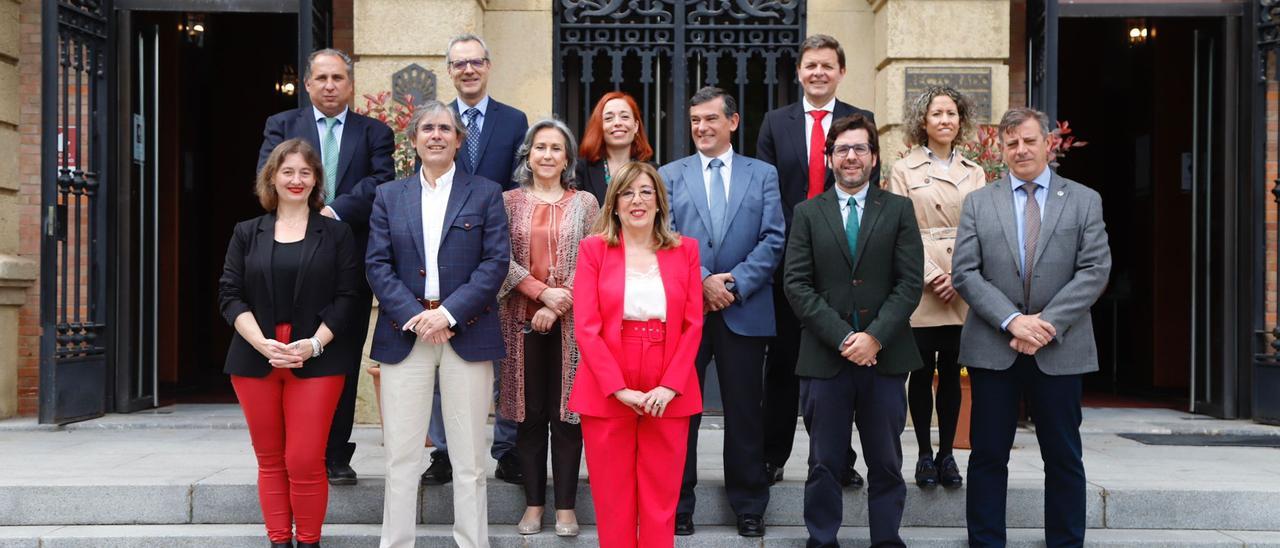 Julieta Mérida, en el centro, junto a su equipo. Escalón de arriba: Miguel Agudo, Manuel Izquierdo, Alicia Carrillo, Antonio Sarsa y María Martínez-Atienda de Dios. Segundo escalón: María Rosal y Rafael Hidalgo. Tercer escalón: Begoña Escribano, Fernando Labella, Juan Manuel Díaz y Álvaro Martínez.