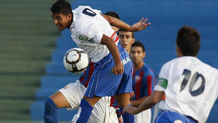 El delantero Ángel disputando un balón durante un partido con el Tenerife.